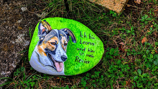 Warnschild freilaufender Hund - originell als Tierstein - handbemaltes Hundebild auf Stein - Bilderstein für Garten - originelle Gartendeko