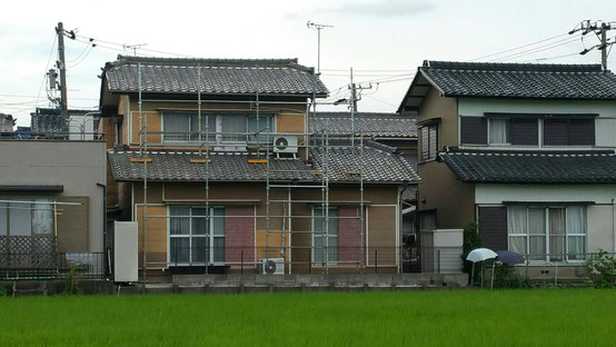 海津町、南濃町、平田町、養老町、輪之内町、羽島市、祖父江町、八開村、立田村、長島町、多度町、北勢町で外壁板金改修工事中の雨樋・板金工事専門店。海津町で外壁板金改修工事/足場組み立て作業中