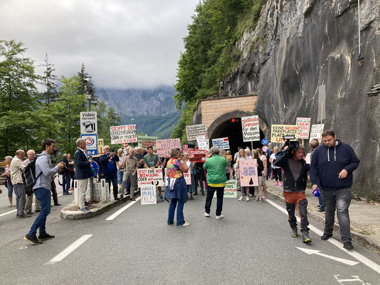 Hallstatt Tunnel Blockade Overtourism Massentourismus Protest