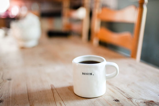 Symbolbild: Tasse mit Schriftzug "Begin"