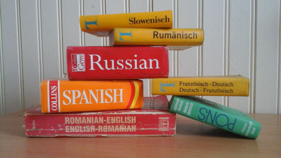 Symbolbild: ein Stapel Wörterbücher