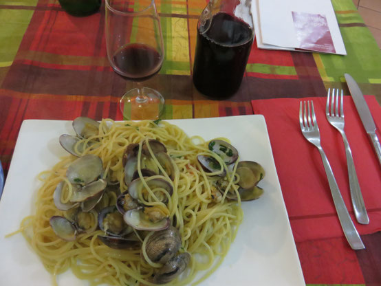 Spaghetti con vongole e Vino Rosso della casa!