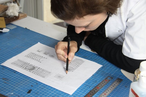 Dessin étude d'un prototype bracelet manchette à effet trompe l'oeil en peinture sur cuir