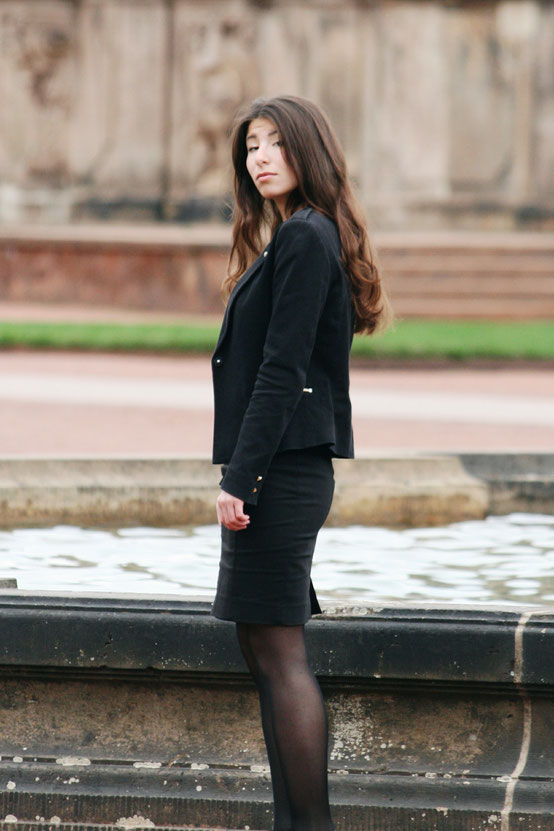Carmen Schubert schwarzer Blazer schwarzer Bleistiftrock elgegantes Outfit von Orsay rote Sohlen chickes Outfit Modeblog