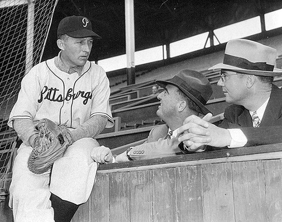 Nella foto Bing Crosby con la divisa dei Pirates