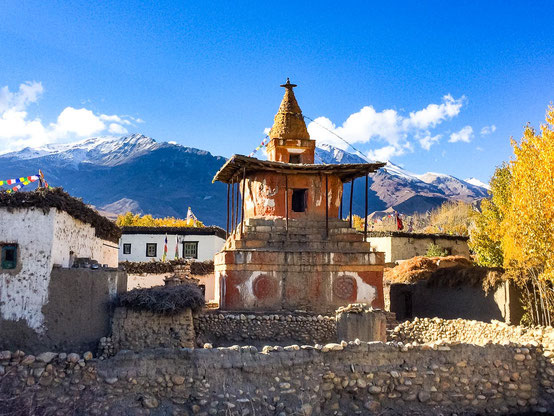 Stupa in Charang - welches tolles Farbenspiel