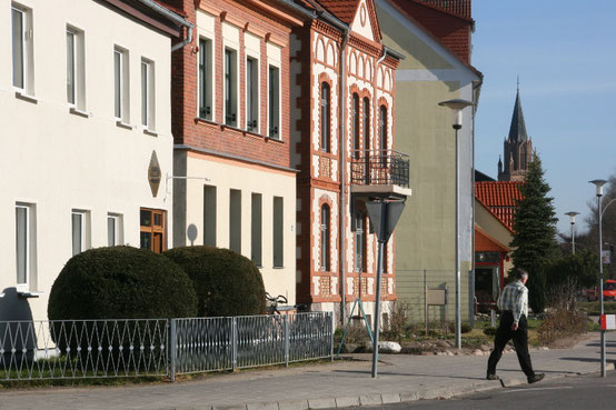 Nur noch wenig blieb von Albaubestand des 20. Jahrhunderts in der Rostocker Straße erhalten. Mein Geburtshaus aber steht besser als als je zuvor, das mit dem Balkon.