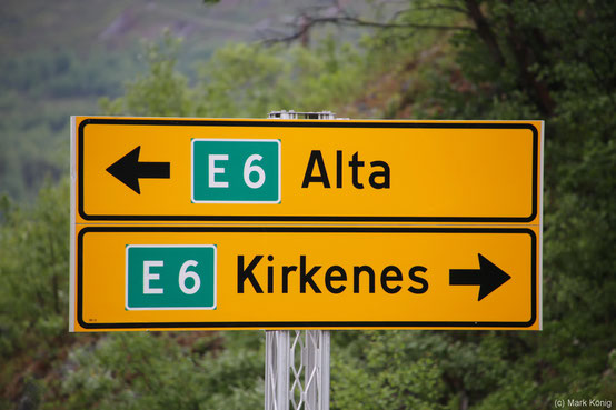 Zwei gelbe Verkehrsschilder zu Europastraße E6: eins mit Richtung Alta, das andere mit Richtung Kirkenes