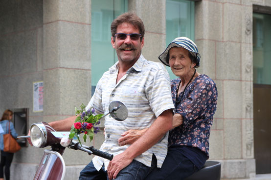 Die 93-jährige Jole Marfurt (rechts) mit ihrem Chauffeur/Sohn Carlo auf der Vespa. Bild: Adrian Uhlmann