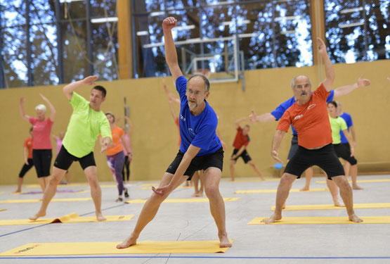Foto: Sportgruppe bei einer Dehnübung