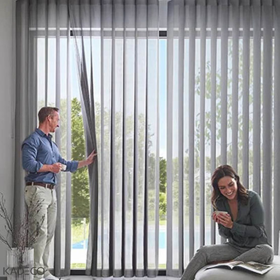 kadeco-lightwave-lamellen-wellenvorhang-grau-wohnzimmer-lamellenjunker-gardinengeschaeft-langenselbold-freigericht