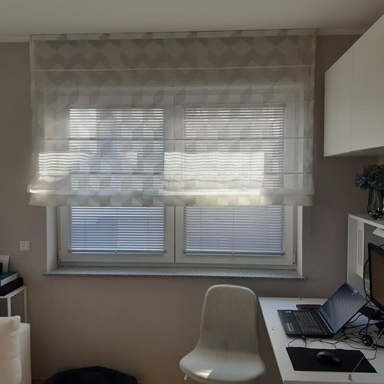 zart-gemustertes-raffrollo-im-home-office-stufenloser-lichtschutz-lamellenjunker-gardinengeschaeft-langenselbold