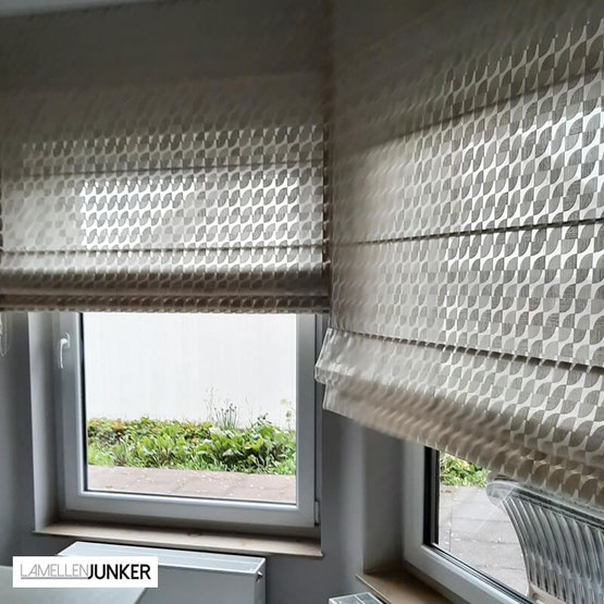 raffrollos-mit-querstaeben-am-erkerfenster-eleganter-stoff-von-jab-angefertigt-von-lamellenjunker-mkk