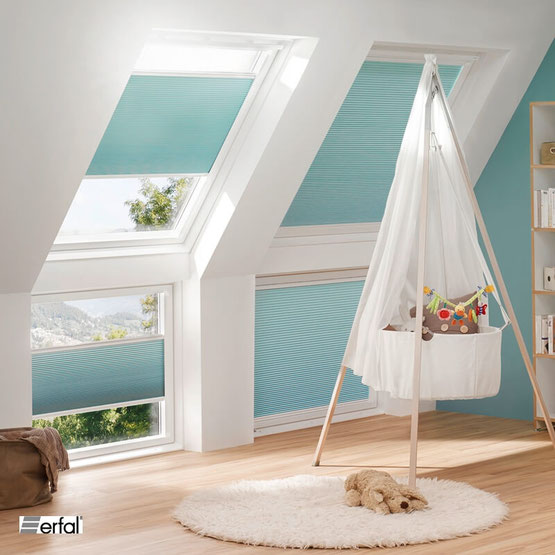 velux-dachfenster-plissee-duette-hellblau-kinderzimmer