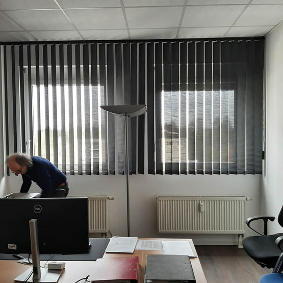 Lamellenvorhänge als Sonnenschutz im Büro in Hanau, montiert von Lamellen Junker, Langenselbold