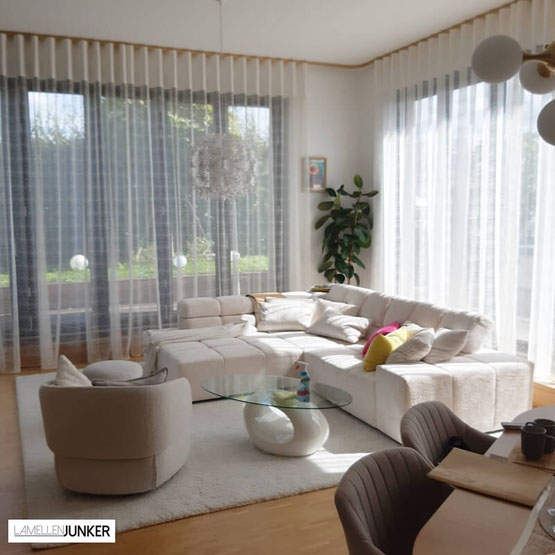 zarte-gardine-modernes-wohnzimmer-blick-garten-lamellenjunker
