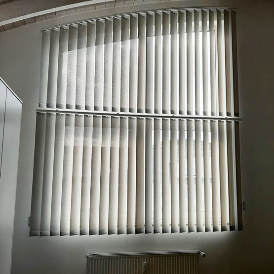 Blendschutz Lamellenvorhang an großem Fenster