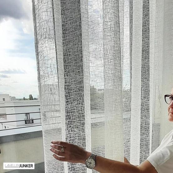 gardine-zart-transparente-struktur-am-fenster-angefertigt-von-lamellen-junker-gardinengeschaeft-langenselbold-mkk