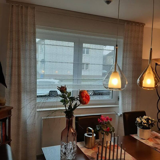 raffrollo-kombiniert-mit-vorhaengen-moderne-fensterdekoration-nach-mass-von-lamellen-junker-mkk-wetteraukreis-frankfurt