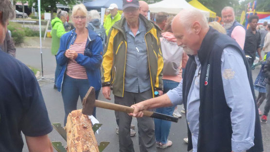 Sein Geschick im Umgang mit dem Hammer bewies am Stand des Lions-Clubs Thomas Dänecke, Vorsitzender der Senioren-Union