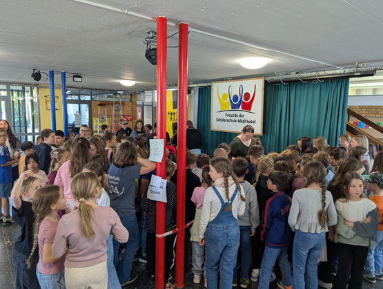 Die Kinder der Schillerschule feiern im Foyer
