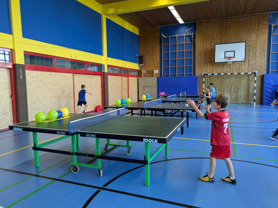 Übungen zum Tischtennis in der Turnhalle der Schillerschule
