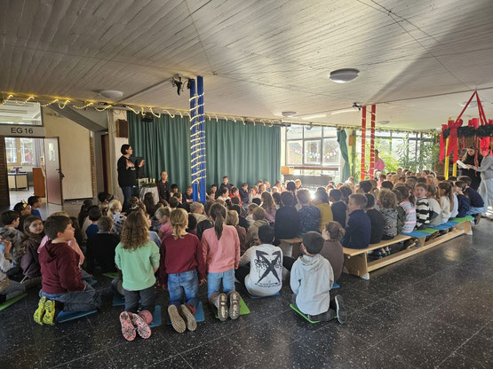 Adventsbesinnung von Klasse 1 und 2 im Foyer der Schillerschule