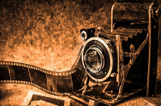 Berühmte Fotografen und Fotografinnen im grossen "Scroll of Fame"