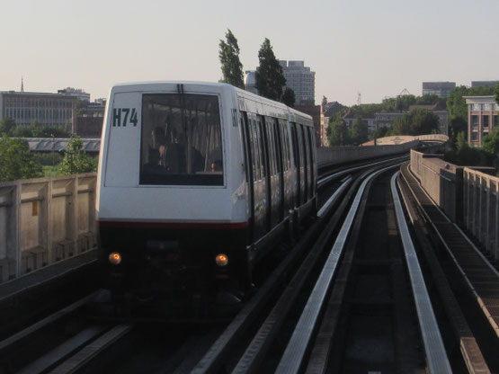 Un MATRA VAL 206 sur la ligne 2 à Lille.