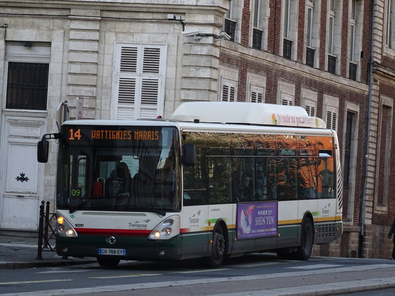 Un Irisbus Citelis 12 GNC s'approchant de l'arrêt Gare Lille Flandres
