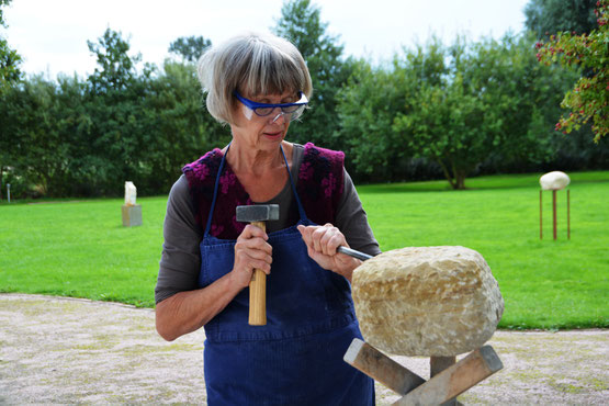 Gudrun Wolff-Scheel bei der Arbeit