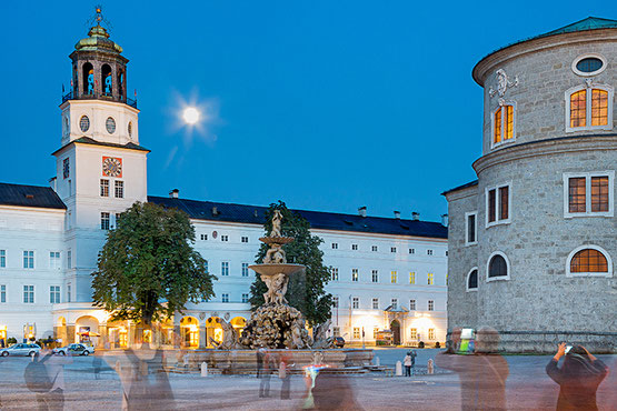 2014-10-06 Residenzplatz at full moon, Salzburg (c) www.strobgalerie.at