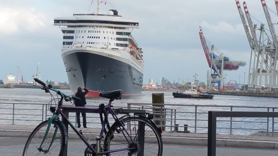 Queen Mary läuft aus....