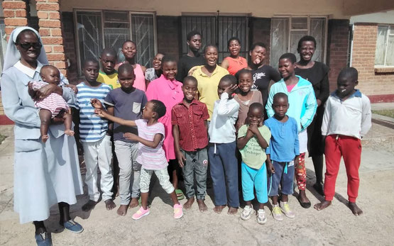 Die grosse Rutendo-Familie mit Sister Anna