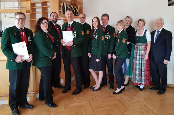 vl. Sepp Schwarz, Karin Mayer, Franz Maier, Markus Amian, Robert Hanfstingl, Nadine Schaller, Hubert Maier, Antonia Liendl, Sabine Reisenhofer, Bez. Obmann Stv. Theresa Matzer, Bgmst. Franz Zehner