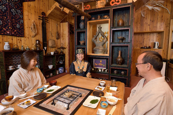 picture of our guests enjoying ainu full course dinner
