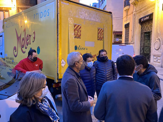 Grupo Popular junto a los vendedores del Mercat Central de Valencia