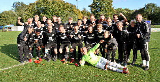 Pokal verteidigt: Heider SV jubelt nach dem 3:1-Sieg in Lägerdorf. Foto Olaf Jensen