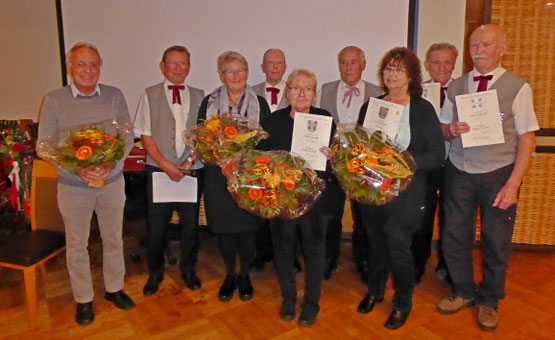 Die Geehrten: Kirchenmusikdirektor Karl Schmidt, Vorsitzender Hermann Hopfengärtner, Elisabeth Hensel, Schriftführer Dieter Striegler, Sabine Slasten, Fritz Reif, Helga Müller, Hans Reif und Konrad Loos (v. links). (Foto: Dieter Striegler)