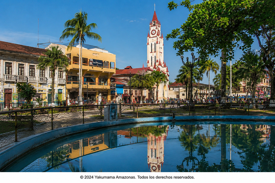 Vista panorámica de la Plaza de Armas de Iquitos con la Iglesia Matriz y arquitectura histórica, uno de los principales atractivos turísticos del centro de la ciudad en la Amazonía peruana.