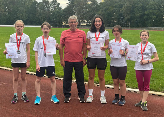 Jens Huff und seine schnelle Truppe (v.l.): Emma Weber, Philip Frank, Larissa Hachtmann, Estefania Martinez Pena und Erika Frank.