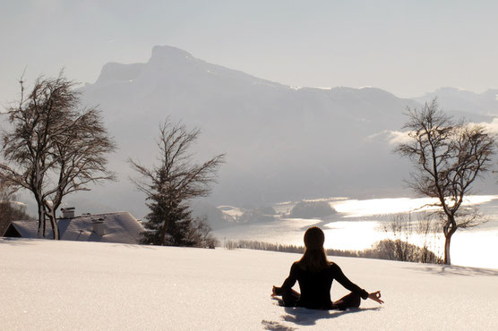 Yoga mit Blick auf den Mondsee und seine Berge