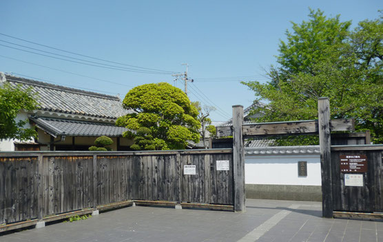 萱野三平旧宅（公開）の門前（２～3台の駐車は可能）