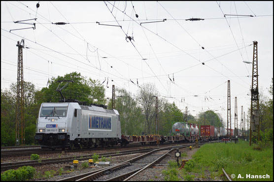 Aus Richtung Dresden kommend, rollt 386 032-7 am 14. Mai 2021 mit Containerzug durch Leipzig-Wiederitzsch