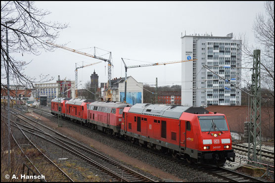 245 037-7 schleppt am 03. Februar 2022 einen Lokzug von Mühldorf nach Cottbus. Am Hp Chemnitz-Süd erwischte ich die Fuhre