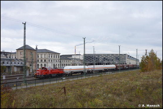 Am 26. Oktober 2021 verlässt 261 061-6 mit Übergabe zum Südbahnhof den Chemnitzer Hbf.