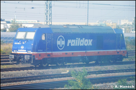 Ein Schnappschuss aus dem Zug heraus gelang mir am 10. Oktober 2015 von 076 109-2 in Bitterfeld Hbf.