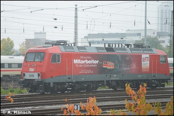 Am 19. Oktober 2015 steht die Maschine wieder in Leipzig Hbf. Ihr Aussehen hat sich etwas verändert: Sie trägt nun Werbung für die MEG