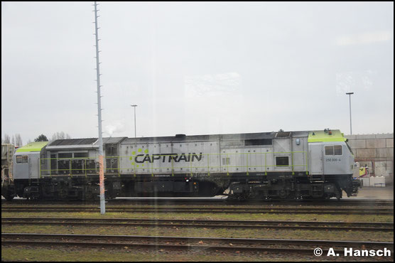 Unweit des Bf. Berlin-Südkreuz konnte ich aus dem Zug heraus 250 006-4 in ihrem Captrain-Outfit festhalten (10. Dezember 2016)