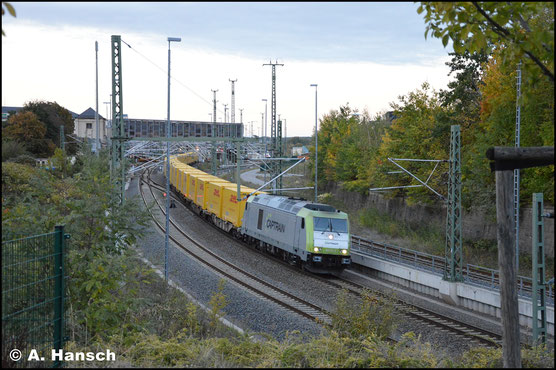 Am 4. Oktober 2018 zieht 285 117-9 einen DHL-Zug durch Chemnitz Hbf. gen Zwickau